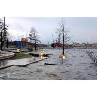 9357_0943 Lampen und Sitzbänke werden vom Hochwasser überspült. | 